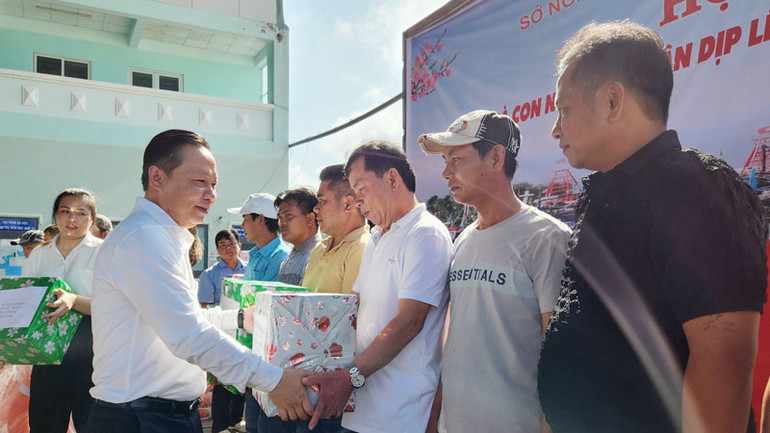 Lãnh đạo Sở Nông nghiệp và Phát triển nông thôn tỉnh Kiên Giang tặng quà, vận động ngư dân khai thác hải sản đúng quy định, góp phần gỡ thẻ vàng EC.