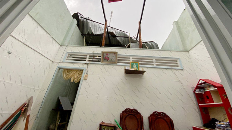 Hiện trường nhà của một hộ dân bị tốc mái.