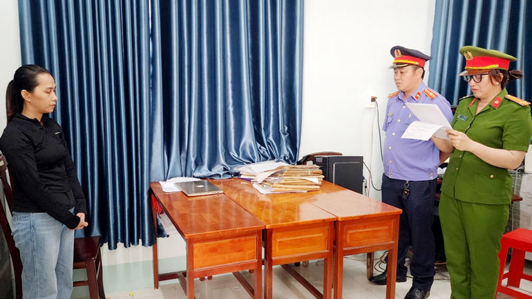 Cơ quan điều tra tống đạt quyết định khởi tố bị can đối với Nguyễn Thị Thu Trang.