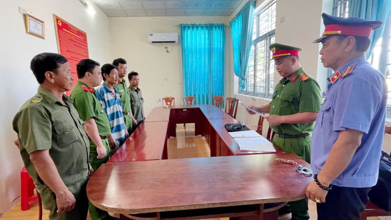 Cơ quan Cảnh sát điều tra Công an tỉnh Kiên Giang thi hành lệnh bắt bị can Nguyễn Quốc Hương (áo thun) để điều tra về hành vi lừa đảo chiếm đoạt tài sản.