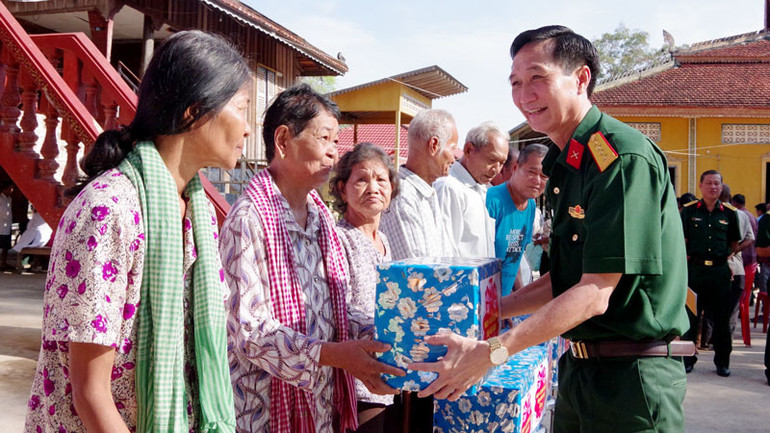 Lãnh đạo Bộ Chỉ huy quân sự tỉnh Kiên Giang tặng quà người dân tỉnh Kampot.