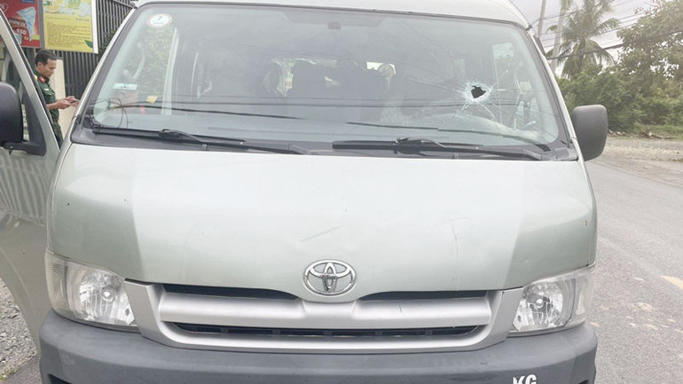 Xe quân sự bị ném đá.