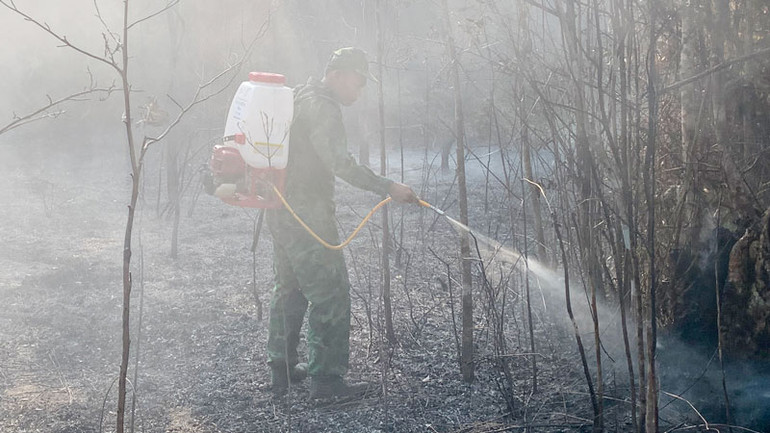 Cán bộ, chiến sĩ Biên phòng tham gia chữa cháy tại thành phố Phú Quốc.