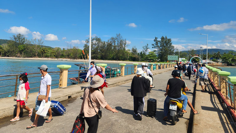 Khu vực Cảng tàu khách Bãi Vòng là 1 trong 7 địa điểm cửa ngõ giao thông, khu vực tập trung dân cư được lắp camera an ninh.