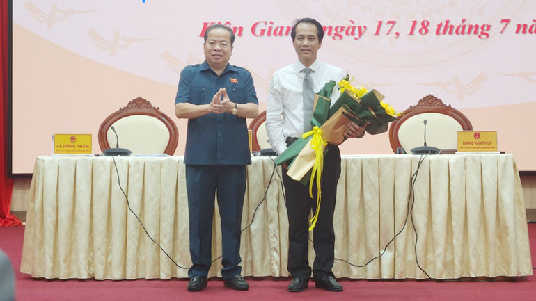 Chủ tịch Hội đồng nhân dân tỉnh Kiên Giang Mai Văn Huỳnh (bên trái) tặng hoa chúc mừng Giám đốc Sở Y tế tỉnh Kiên Giang Hồ Văn Dũng. Chủ tịch Hội đồng nhân dân tỉnh Kiên Giang Mai Văn Huỳnh (bên trái) tặng hoa chúc mừng Giám đốc Sở Y tế tỉnh Kiên Giang Hồ Văn Dũng.