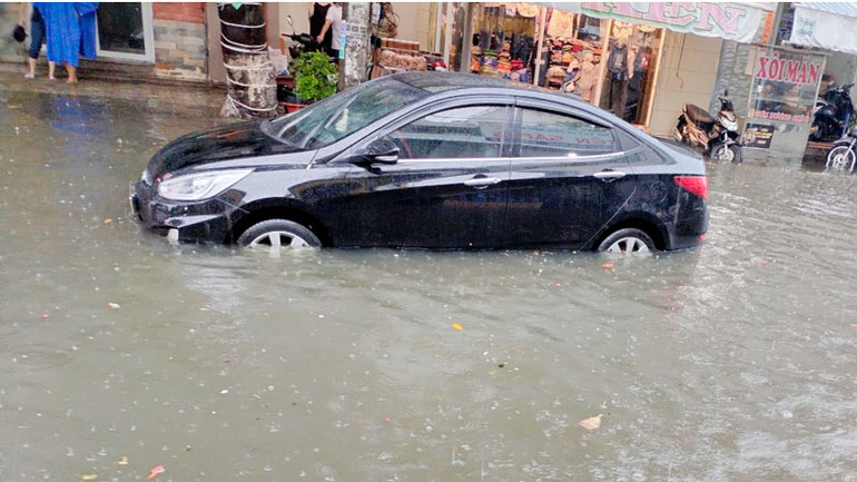 Một số xe ô-tô cũng bị ngập nước và chết máy. Một số xe ô-tô cũng bị ngập nước và chết máy.