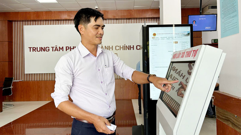 Người dân thực hiện tra cứu, làm thủ tục trên Cổng dịch vụ công tỉnh Kiên Giang.