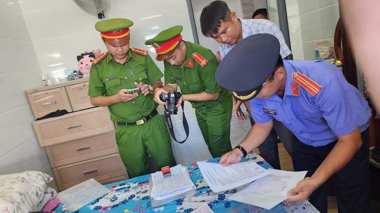 Cơ quan chức năng khám xét nơi ở các đối tượng của Công ty trách nhiệm hữu hạn tư vấn đầu tư và phát triển LHĐ thu giữ nhiều tài liệu đồ vật liên quan đến vụ án. (Ảnh: VĂN VŨ)