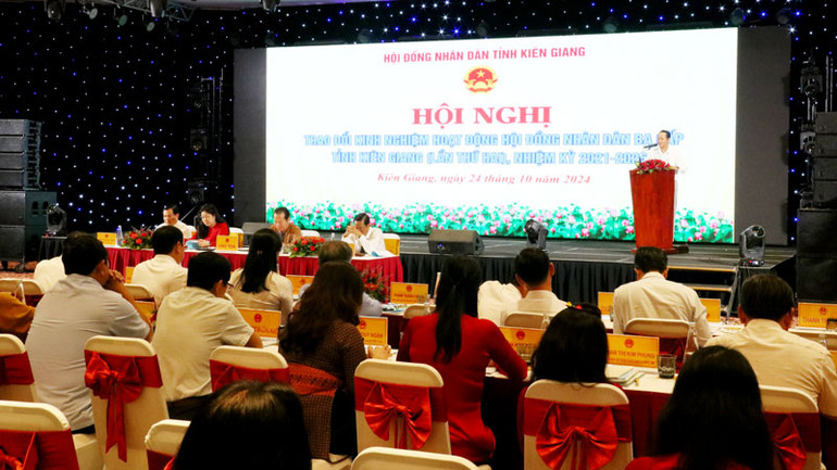 Các đại biểu phát biểu trao đổi kinh nghiệm.