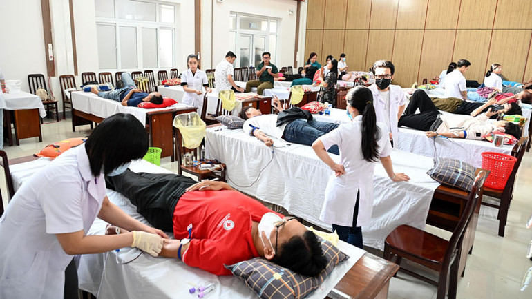 Cán bộ, chiến sĩ, đoàn viên, thanh niên, học sinh, sinh viên tỉnh Kiên Giang tham gia hiến máu tình nguyện.