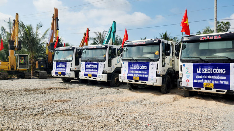 Các nhà thầu huy động máy móc, thiết bị, nhân lực để tổ chức thi công. Các nhà thầu huy động máy móc, thiết bị, nhân lực để tổ chức thi công.