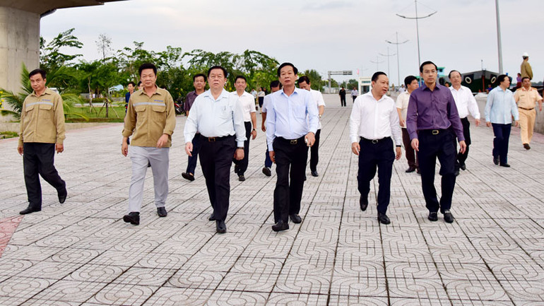 Đồng chí Nguyễn Trọng Nghĩa và Đoàn công tác đến khảo sát hệ thống thủy lợi Cái Lớn-Cái Bé, tại xã Bình An, huyện Châu Thành, tỉnh Kiên Giang.