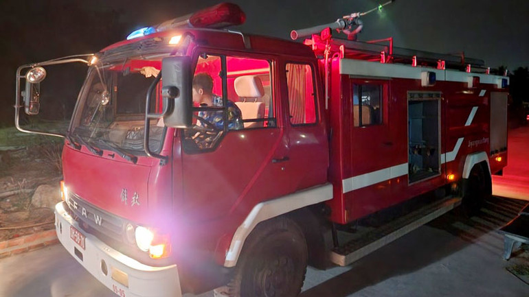 Xe cứu hỏa của Vùng 5 Hải quân cơ động tham gia chữa cháy.