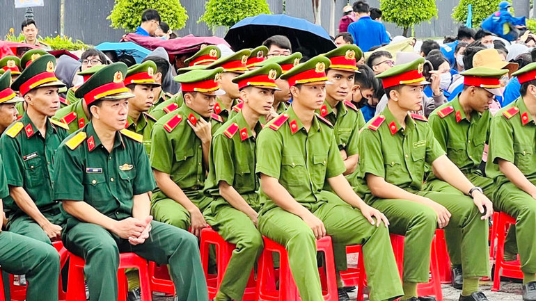 Lực lượng vũ trang tham gia lễ mít-tinh.