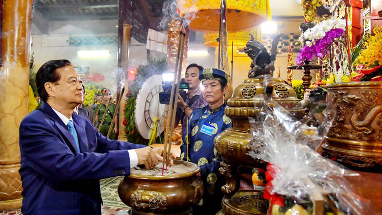 Nghi thức thắp hương Anh hùng dân tộc Nguyễn Trung Trực diễn ra trong không khí trang trọng.