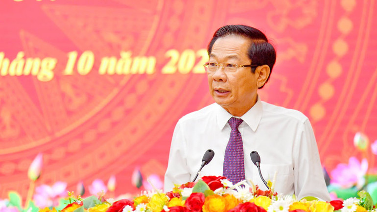 Bí thư Tỉnh ủy Kiên Giang Đỗ Thanh Bình phát biểu tại buổi lễ trao Huy hiệu Đảng.