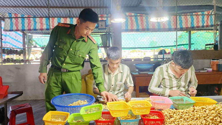 Phạm nhân được dạy nghề tại Trại giam Kênh 7, trước khi về tái hòa nhập cộng đồng.