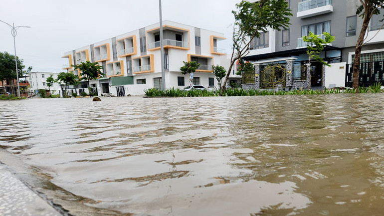 Mưa lớn vào sáng 11/7 gây ngập nhiều nơi trên địa bàn thành phố Rạch Giá.