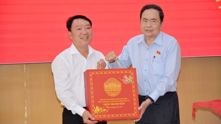 Phó Chủ tịch Thường trực Quốc hội Trần Thanh Mẫn tặng quà cho Đảng bộ, chính quyền và nhân dân huyện Giồng Riềng.