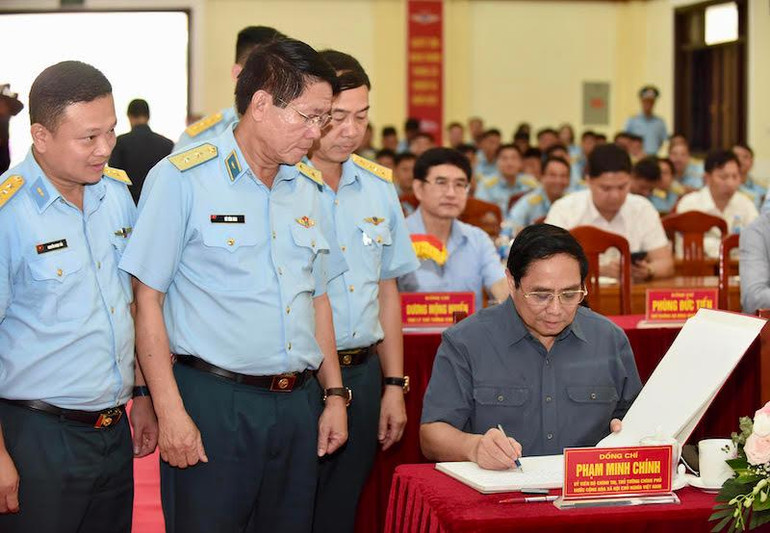 Thủ tướng ghi lưu bút khi tới thăm Trung đoàn không quân 921.