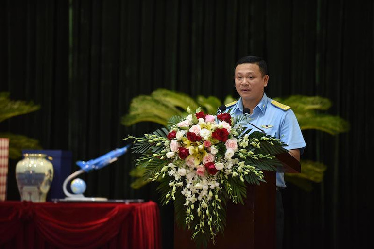 Đại diện Ban Chỉ huy Trung đoàn 921 phát biểu báo cáo công tác của Trung đoàn với Thủ tướng và Đoàn công tác.