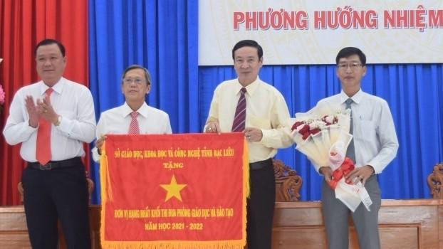 Ngành giáo dục thị xã Giá Rai 15 năm liền là “Lá cờ đầu” của ngành giáo dục tỉnh Bạc Liêu. Ngành giáo dục thị xã Giá Rai 15 năm liền là “Lá cờ đầu” của ngành giáo dục tỉnh Bạc Liêu.