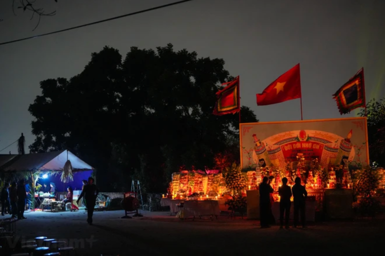 Chợ bắt đầu họp vào lúc chập choạng tối trên một bãi đất trống, cạnh một ngôi miếu có tiếng linh thiêng trong vùng.