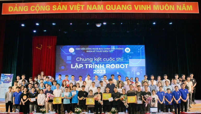 TS Vũ Tuấn Lâm, Phó Giám đốc Học viện, Giáo sư Kou Yamada cùng các thầy cô giáo, đại biểu, đại diện doanh nghiệp Nhật Bản, Việt Nam chụp ảnh cùng các đội thi