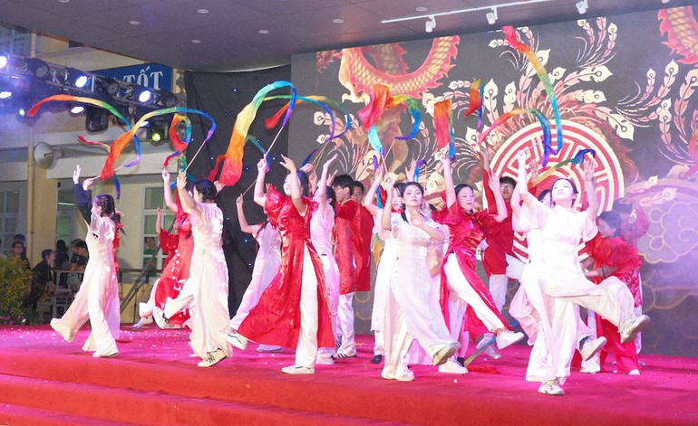 Học sinh Trường THPT Yên Hòa (Hà Nội) biểu diễn chương trình chào Xuân.