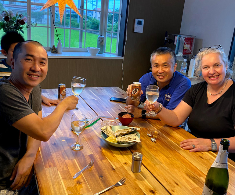 Những vị khách đặc biệt của quán, vợ chồng phi hành gia nổi tiếng Koichi Wakata (bên phải), từ yêu mến món Phở đã trở thành bạn của vợ chồng chị Ngọc.