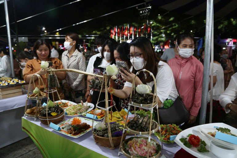 Nhưng gian hàng chay bắt mắt níu chân du khách.