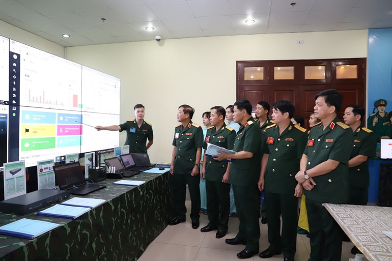 Lãnh đạo Bộ Tư lệnh 86 nghe giới thiệu sản phẩm giám sát bảo đảm an toàn thông tin, an toàn dữ liệu.