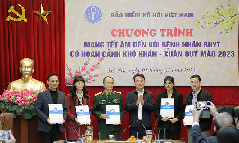 Tổng Giám đốc Nguyễn Thế Mạnh trao hỗ trợ cho đại diện một số bệnh viện tại Hà Nội. (Ảnh: Trần Hải)