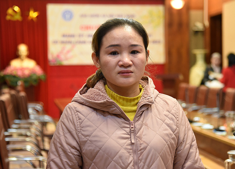 Chị Phạm Thị Nga (Nam Định) xúc động khi được hỗ trợ từ chương trình "Mang Tết ấm đến với bệnh nhân bảo hiểm y tế". (Ảnh: Trần Hải)