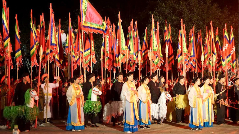 Đông đảo người dân tham gia lễ hội. (Ảnh: Lê Hồng)