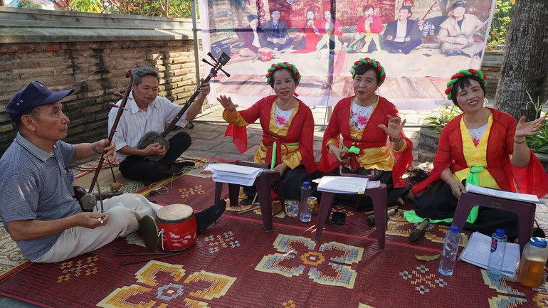 Biểu diễn hát chèo tại Lễ hội. (Ảnh: Lê Hồng) Biểu diễn hát chèo tại Lễ hội. (Ảnh: Lê Hồng)