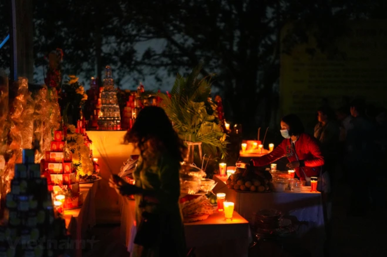 Nhằm giữ gìn nét văn hóa dân gian từ thời xa xưa, từ năm 2022 chợ Âm Dương được khôi phục lại. Du khách thập phương sẽ được thấy lại một nét đẹp văn hóa truyền thống, tâm linh gắn với miền quê quan họ Bắc Ninh. Du khách đến chợ sẽ ghé qua thắp nhang, cầu siêu cho các tử sĩ.