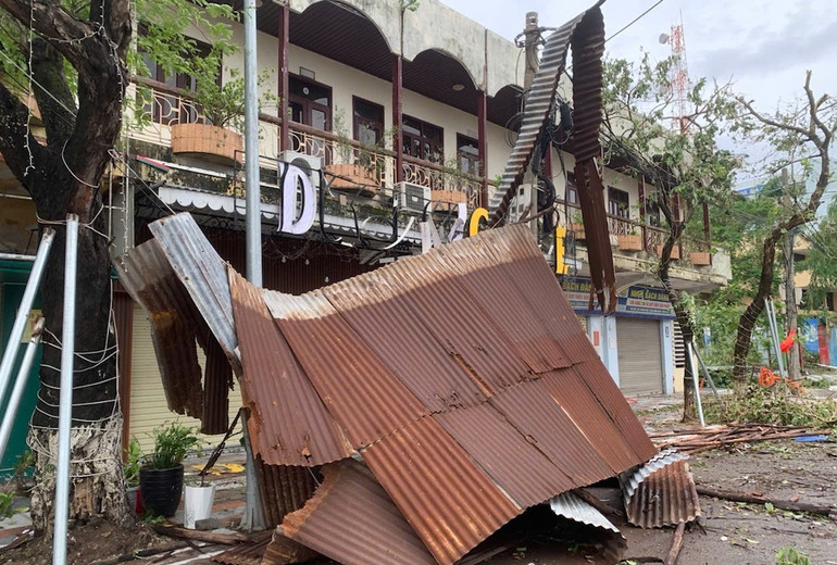 Cây xanh bị gãy đổ, mái tôn bay gây ách tắc giao thông, làm hư hỏng lưới điện và thông tin liên lạc.