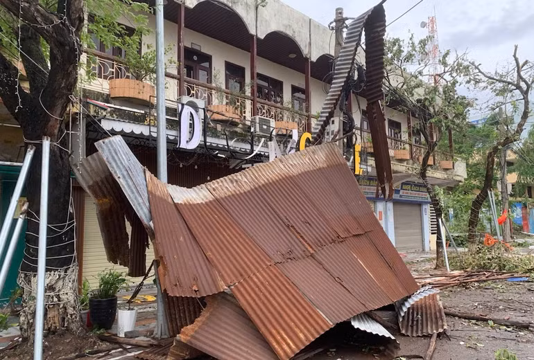 Cây xanh bị gãy đổ, mái tôn bay gây ách tắc giao thông, làm hư hỏng lưới điện và thông tin liên lạc.