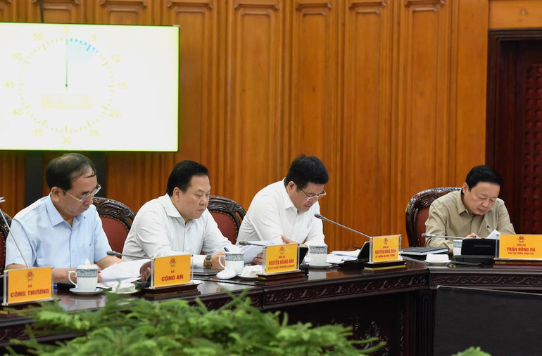 Phó Thủ tướng và đại diện lãnh đạo các bộ, ban, ngành tham dự hội nghị.