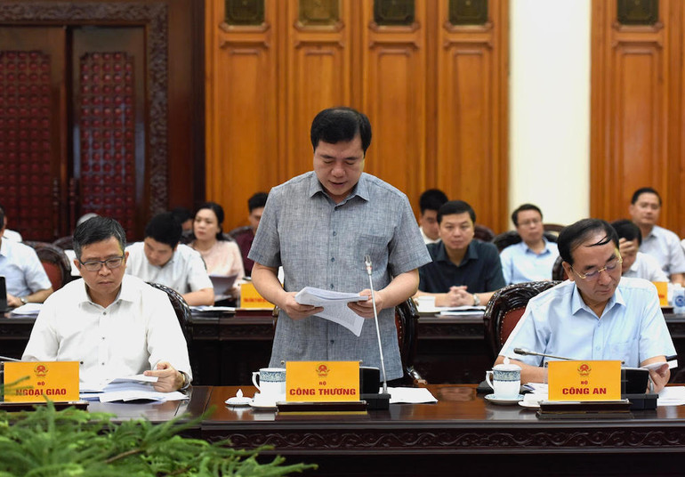 Thứ trưởng Công thương Nguyễn Sinh Nhật Tân phát biểu tại hội nghị.