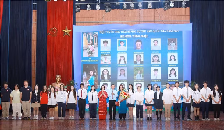 Đội tuyển học sinh giỏi Hà Nội tham dự Kỳ thi chọn học sinh giỏi quốc gia môn Tiếng Nhật. Đội tuyển học sinh giỏi Hà Nội tham dự Kỳ thi chọn học sinh giỏi quốc gia môn Tiếng Nhật.