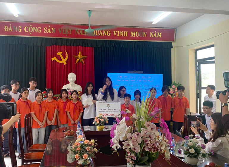 Học sinh Trường THPT chuyên Chu Văn An tặng quà cho học sinh Trường THCS Cúc Phương