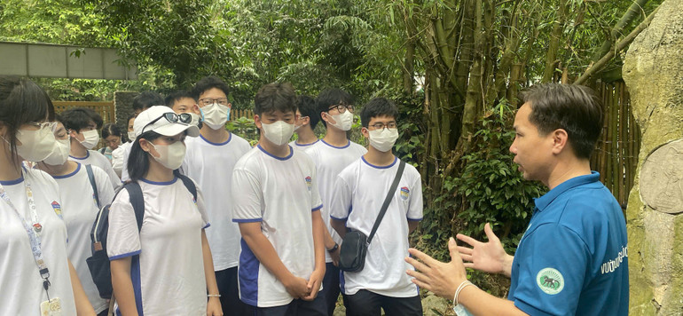 Học sinh tìm hiểu tại trạm bảo tồn động vật