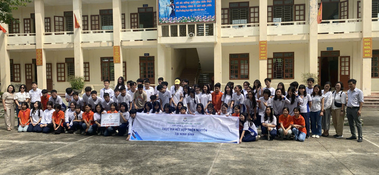 Học sinh Trường THPT chuyên Chu Văn An cũng tới giao lưu cùng học sinh Trường THCS Cúc Phương