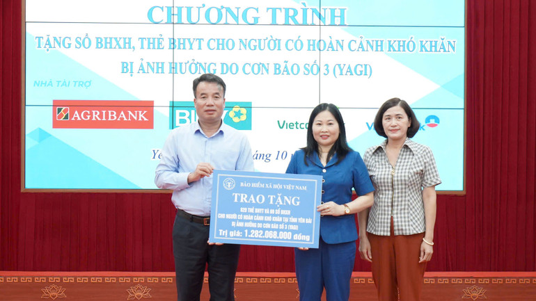 Tổng Giám đốc Nguyễn Thế Mạnh trao tượng trưng chương trình tặng sổ bảo hiểm xã hội, thẻ bảo hiểm y tế cho đại diện lãnh đạo tỉnh Yên Bái. (Ảnh: VSS) Tổng Giám đốc Nguyễn Thế Mạnh trao tượng trưng chương trình tặng sổ bảo hiểm xã hội, thẻ bảo hiểm y tế cho đại diện lãnh đạo tỉnh Yên Bái. (Ảnh: VSS)