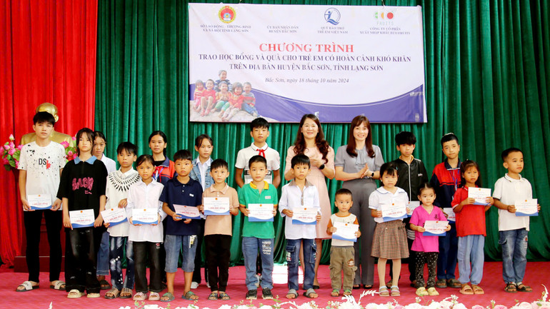 Đoàn công tác trao quà cho trẻ em có hoàn cảnh đặc biệt khó khăn tỉnh Lạng Sơn. (Ảnh: NFVC) Đoàn công tác trao quà cho trẻ em có hoàn cảnh đặc biệt khó khăn tỉnh Lạng Sơn. (Ảnh: NFVC)