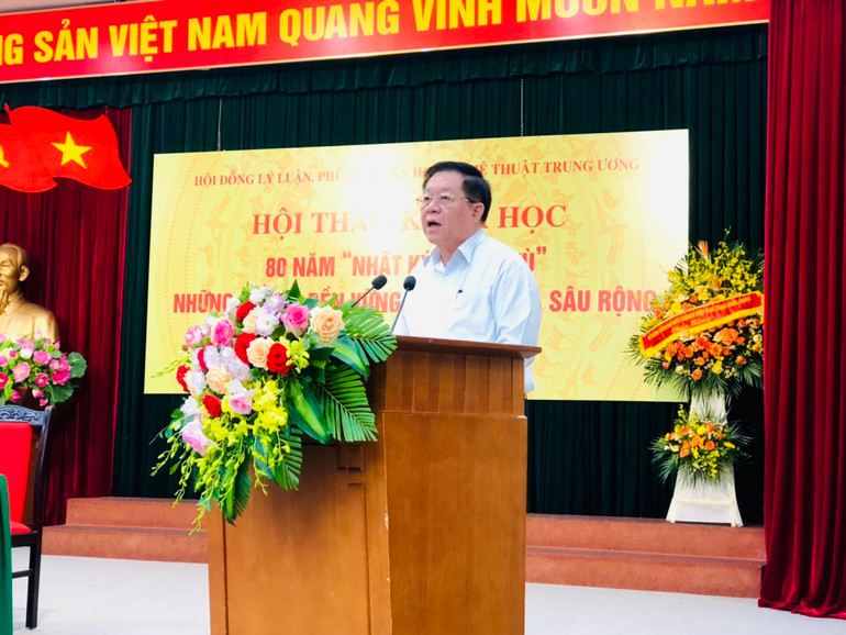 Đồng chí Nguyễn Trọng Nghĩa tổng kết và chỉ đạo Hội thảo