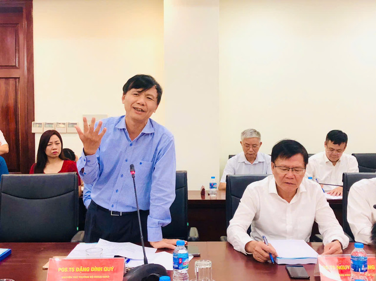 PGS, TS Đặng Đình Quý, nguyên Thứ trưởng Ngoại giao đóng góp ý kiến tại Hội thảo. PGS, TS Đặng Đình Quý, nguyên Thứ trưởng Ngoại giao đóng góp ý kiến tại Hội thảo.