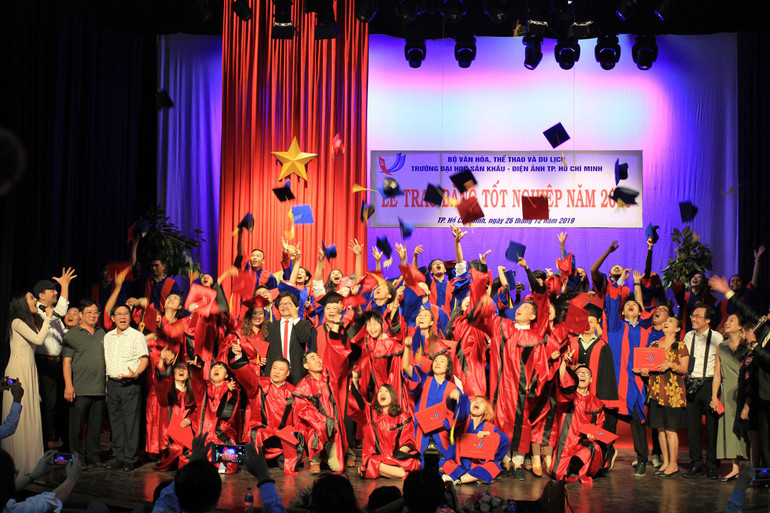 Lễ trao bằng tốt nghiệp của Trường đại học Sân khấu - Điện ảnh Thành phố Hồ Chí Minh. Lễ trao bằng tốt nghiệp của Trường đại học Sân khấu - Điện ảnh Thành phố Hồ Chí Minh.